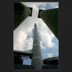 Der Schornstein des Kraftwerkes M�nster zwischen zwei im Dritten Reich bestellten S�ulen, die nie abgeholt wurden.