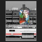 Kunst am Bau hinter Bahnhof mit durchfahrendem ICE.