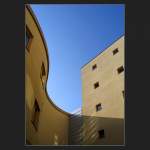 Geschwungen und gerade: die Geb�ude und auch die Linienf�hrung des Bildes.