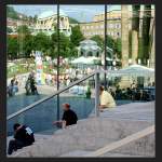 Verzerrt spiegelt sich der Stuttgarter Schlo�platz im Neubau des Kunstmuseums.