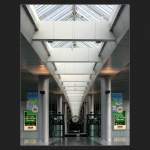 Im Flughafen von Kopenhagen: Auch die Werbeplakate wurden symetrisch aufgeh�ngt. (Matthias)