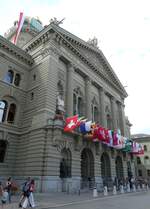 (278'281) - Fahnenbeschmcktes Bundeshaus am 1. August 2025 in Bern