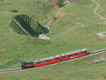 Personenwagen/675528/209126---brb-diesellokomotive-mit-zwei-personenwagen (209'126) - BRB-Diesellokomotive mit zwei Personenwagen - Nr. 10 - am 31. August 2019 auf dem Weg zum Brienzer Rothorn