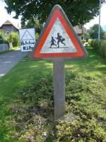 (153'951) - Altes Verkehrsschild  Achtung Kinder  aus Beton am 17. August 2014 in Gwatt bei Thun