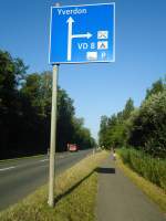 (140'813) - Hinweistafel zum Camping VD 8 am 24. Juli 2006 bei Yvonand