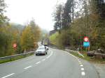 (130'346) - Im Frutigspissen Ladholz: Ortsbeginn von Achseten mit Geschwindigkeitsbegrenzung im Bettbach am 11.