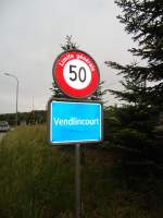 Ortstafeln/270096/133948---ortsbeginn-von-vendlincourt-am (133'948) - Ortsbeginn von Vendlincourt am 2. Juni 2011