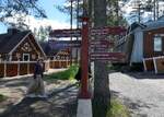 (288'008) - Wegweiser im Santaclaus Village am 11. Juni 2026 in Rovaniemi