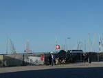 fahnen/827175/254696---schweizer-fahne-am-2 (254'696) - Schweizer Fahne am 2. September 2023 im Hafen von Stralsund 