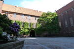 (287'832) - Im Innenhof des Rathauses am 9.