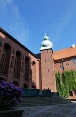 (287'833) - Im Innenhof des Rathause am 9.