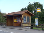 (174'914) - PostAuto-Wartehuschen am 11. September 2016 in Murzelen, Dorf