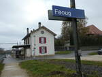(230'760) - Der Bahnhof Faoug am 14. November 2021