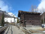 (201'886) - Kapelle und Schober am 3. Mrz 2019 in Zermatt, Winkelmatten