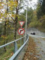 (130'317) - Verkehrsschilder Kein Vortritt + Rechtsabbiegen verboten am 11. Oktober 2010