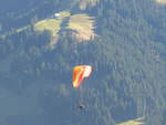 (185'857) - Gleitschirmflieger am 15. Oktober 2017 am Tschenten oberhalb Adelboden