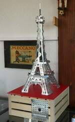 (241'553) - Meccano-Eiffelturm am 18. Oktober 2022 in Spiez, Spielzeugmuseum