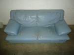 (0131'660) - Wild deponierstes Sofa auf der Rampe vom BrockiShop am 18.