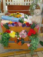 (133'757) - Kommode mit Blumen gefllt im BrockiSho am 21. Mai 2011