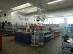 (141'092) - Der Kassenbereich mit der Haushaltabteilung im BrockiShop am 14. August 2012