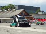 (145'643) - Chevrolet von Hell Driver berquert zwei Peugeots am 7. Juli 2013 in Thun, Expo
