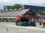 Thun/305829/145648---ford-von-hell-driver (145'648) - Ford von Hell Driver berquert zwei Peugeots am 7. Juli 2013 in Thun, Expo