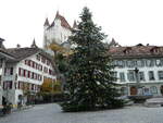 (257'201) - Weihnachtsbaum (unbeleuchtet) auf dem Thuner Rathausplatz am 21. November 2023 mit dem Schloss Thun