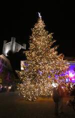 (282'396) - Weihnachtsbaum am 14. November 2025 auf dem Thuner Rathausplatz
