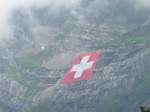 (163'268) - Die grsste Schweizerfahne (80 x 80 m) der Welt am 2. August 2015 am Sntis von der Schwgalp aus mit den Sntis-Schwebebahnen