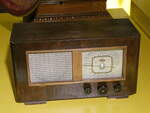 (251'001) - Altes Radio am 4. Juni 2023 in Dingolfing, Industriemuseum
