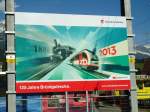 verkehr-reisen/304228/145158---plakat-zum-125-jaehrigen (145'158) - Plakat zum 125 jhrigen Jubilum der Brnigstrecke am 16. Juni 2013 beim Bahnhof Meiringen