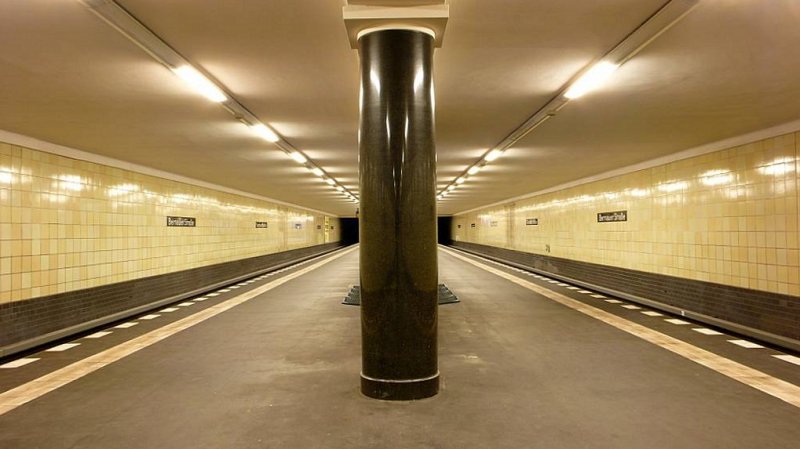 U-Bahnhof Bernauer Str in Berlin. Lange Zeit ein Geisterbahnhof wurde er kurz nach der Wende ge�ffnet und renoviert. Beachtenswert sind die schwarzen Granits�ulen. 
