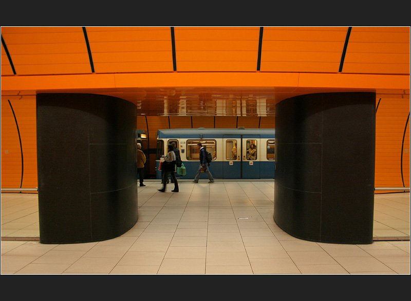 U-Bahnhof Marienplatz: Durchblick von einer der neuen parallelen Fu�g�ngerr�hren zum Bahnsteig. (Matthias)