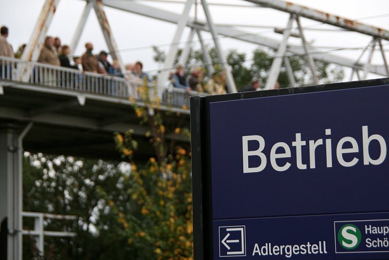 Viel Betrieb gabs am Dampfloktag am Betriebsbahnhof Rummelsburg in Berlin. Hier viele Zuschauer auf dem �bergang zum Lokgel�nde.