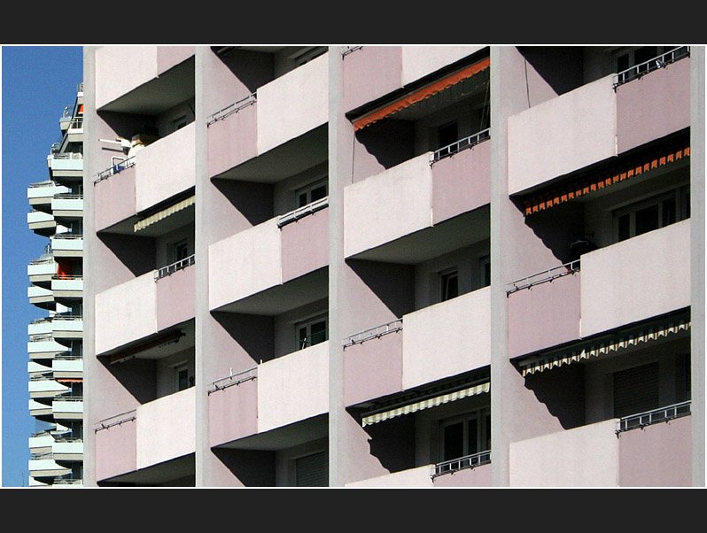 Wechselspiel der Balkonfassaden. Im Hintergrund in ganz anderm Ma�stab die Balkone eines weiteren Wohnhochhausen. Auch solle allt�glichen Geb�ude bieten sich als fotografisches Motiv an. Stuttgart-Fasanenhof (Matthias)