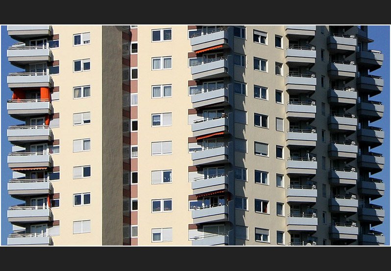 Wohnhochhaus Salute von Hans Scharoun in Stuttgart-Fasanenhof. Durchaus interessant ist die Verteilung der Balkone in der  Drehung  des Ge�ude. Erkennbar sind auch die  schr�gen  Winkel des Grundrisses. (Matthias)