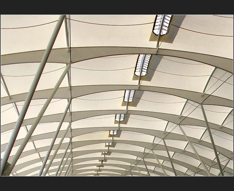 Zelt�hnliche Dach �ber dem U-Bahnhof Fr�ttmaning in M�nchen. (Matthias)