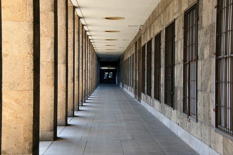 Zum Gedenken an Tempelhof. S�ulenreihe des Flughafens in Berlin, seinerzeit der gr�sste Geb�ude Deutschlands,wohl heute sogar noch mit das gr�sste zusammenh�ngende Geb�ude Europas.